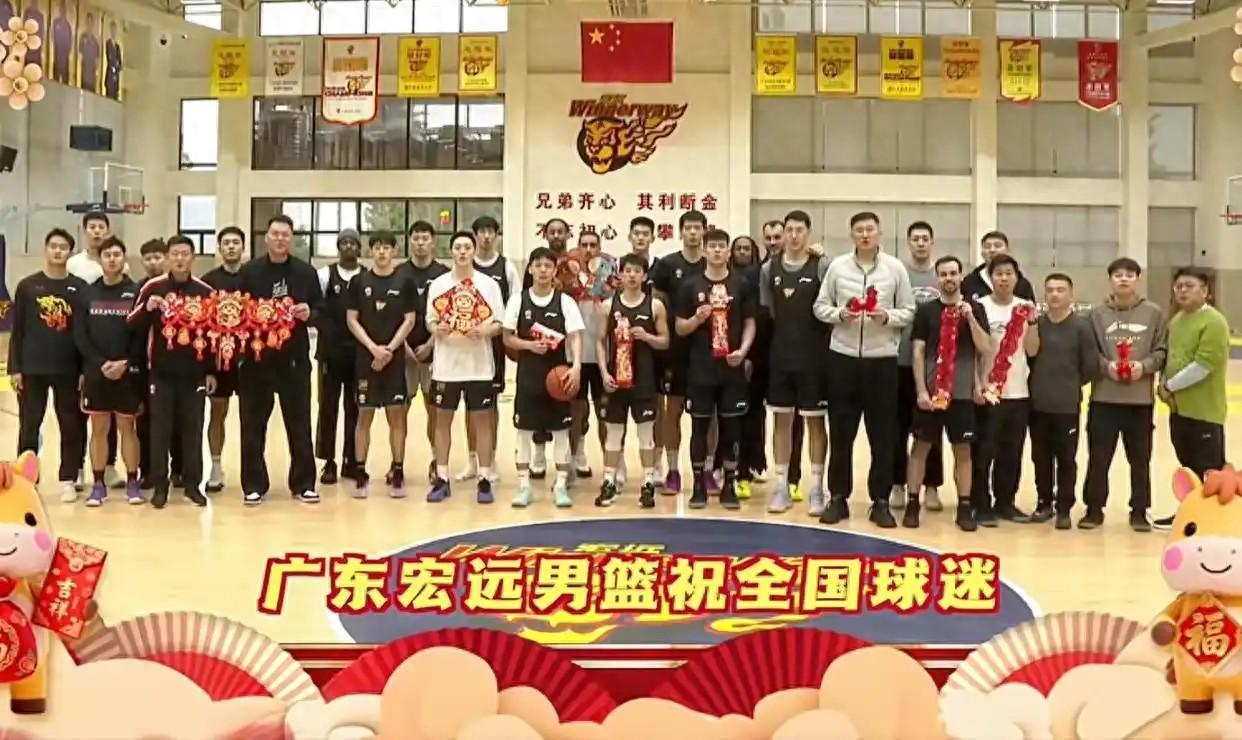 保利体育-广东备战新疆：徐杰杜润旺打闹，小崔360斤深蹲，奎因2人划船